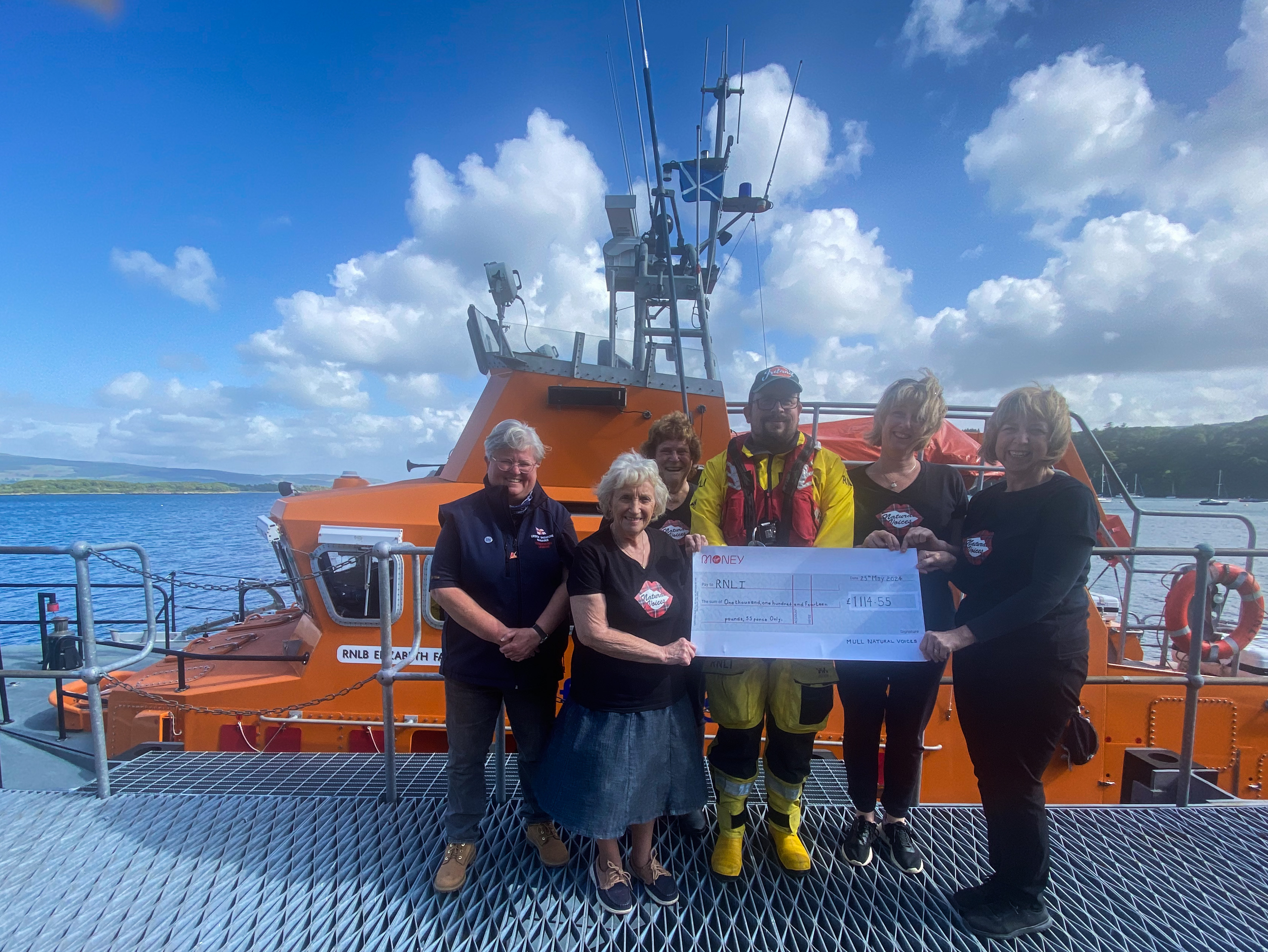 Natural Voices present cheque for £1,114.55 to Tobermory RNLI