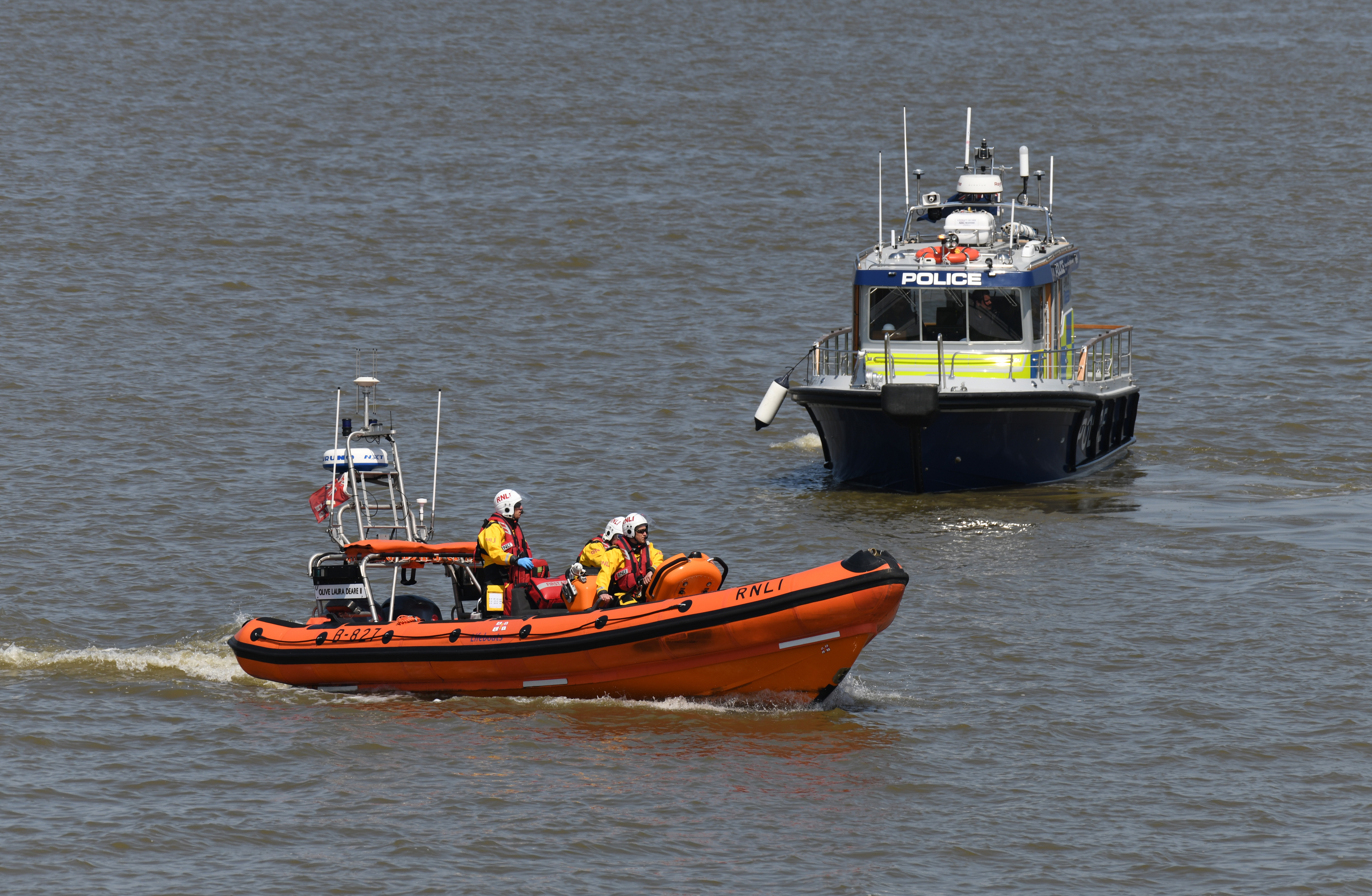 Gravesend RNLI lifeboat with Marine Police