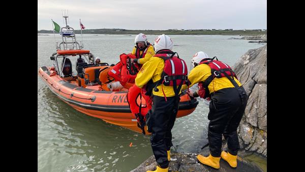 Clifden RNLI rescue family of six who were stranded on Omey Island | RNLI
