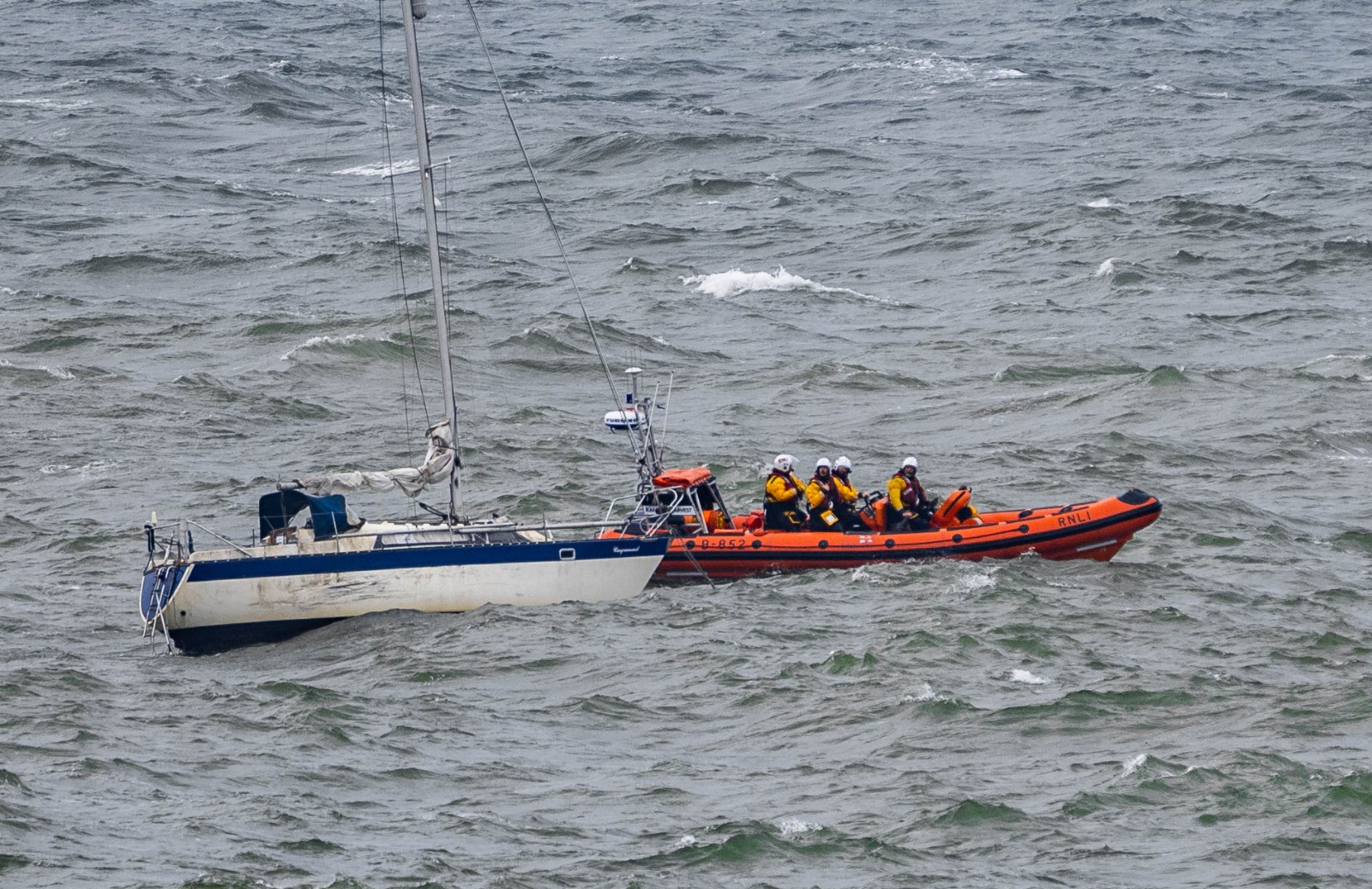 Brighton RNLI approach the yacht