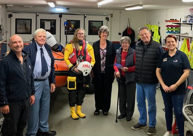 Retirees and Teddington RNLI Volunteer Crew