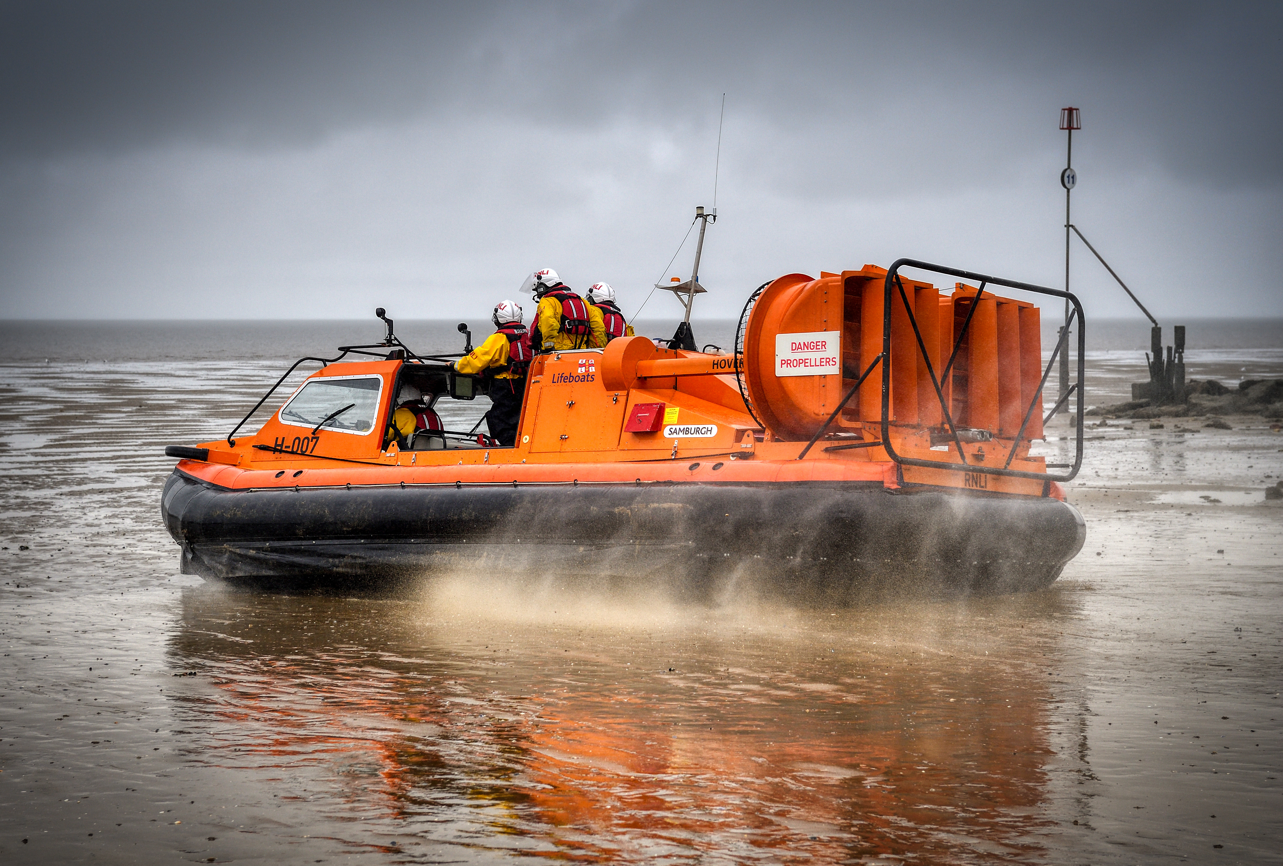 Hunstanton RNLI rescue three cut off by tide | RNLI