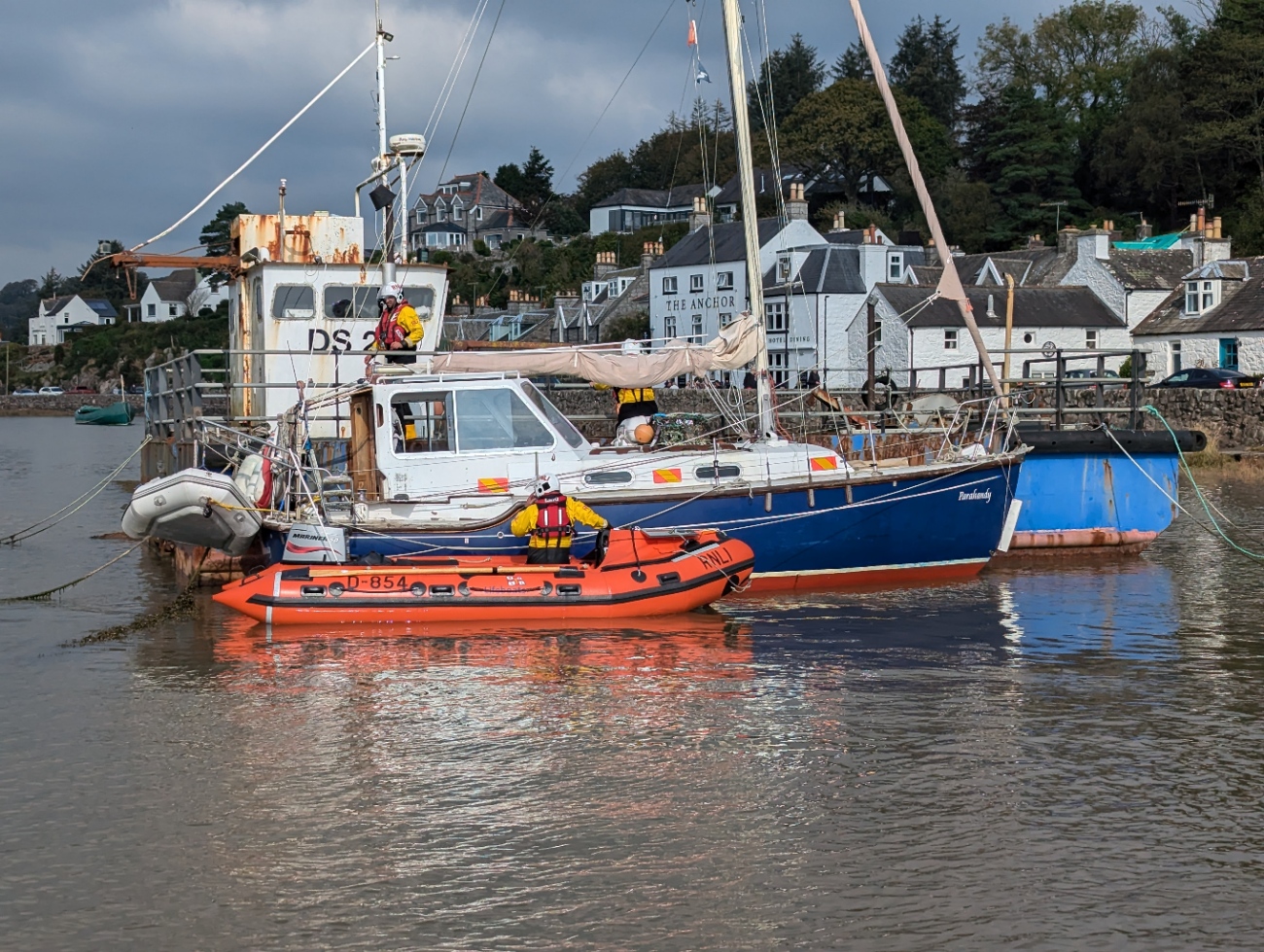 D854 assists a broken down vessel