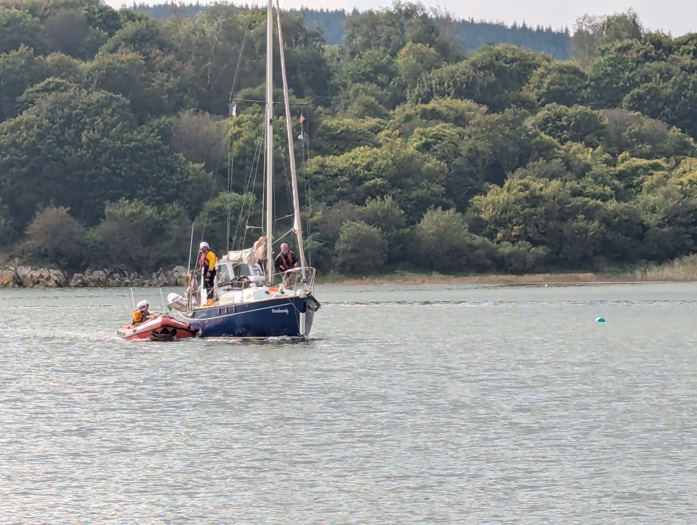 D854 assists a broken down vessel