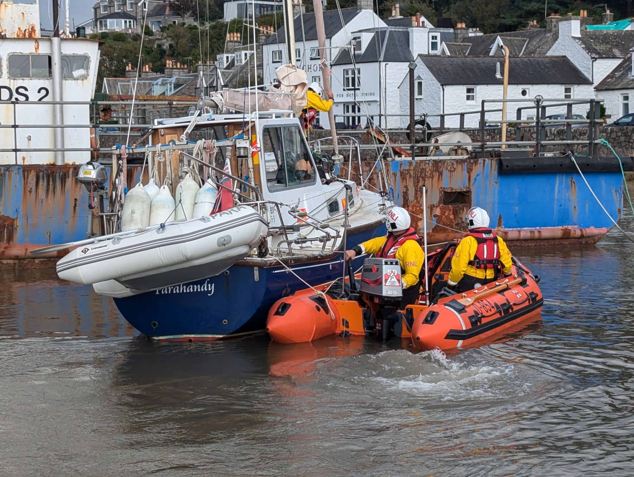 D854 assists a broken down vessel