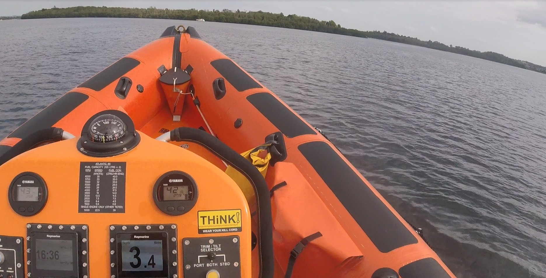 Carrybridge RNLI assist 4 people onboard a vessel after running aground