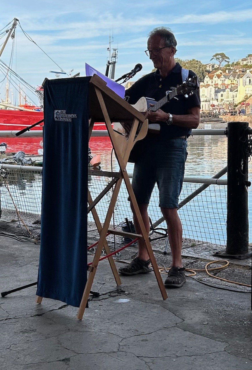 Roger Smith performed the old Scottish folk song 'Mingulay'