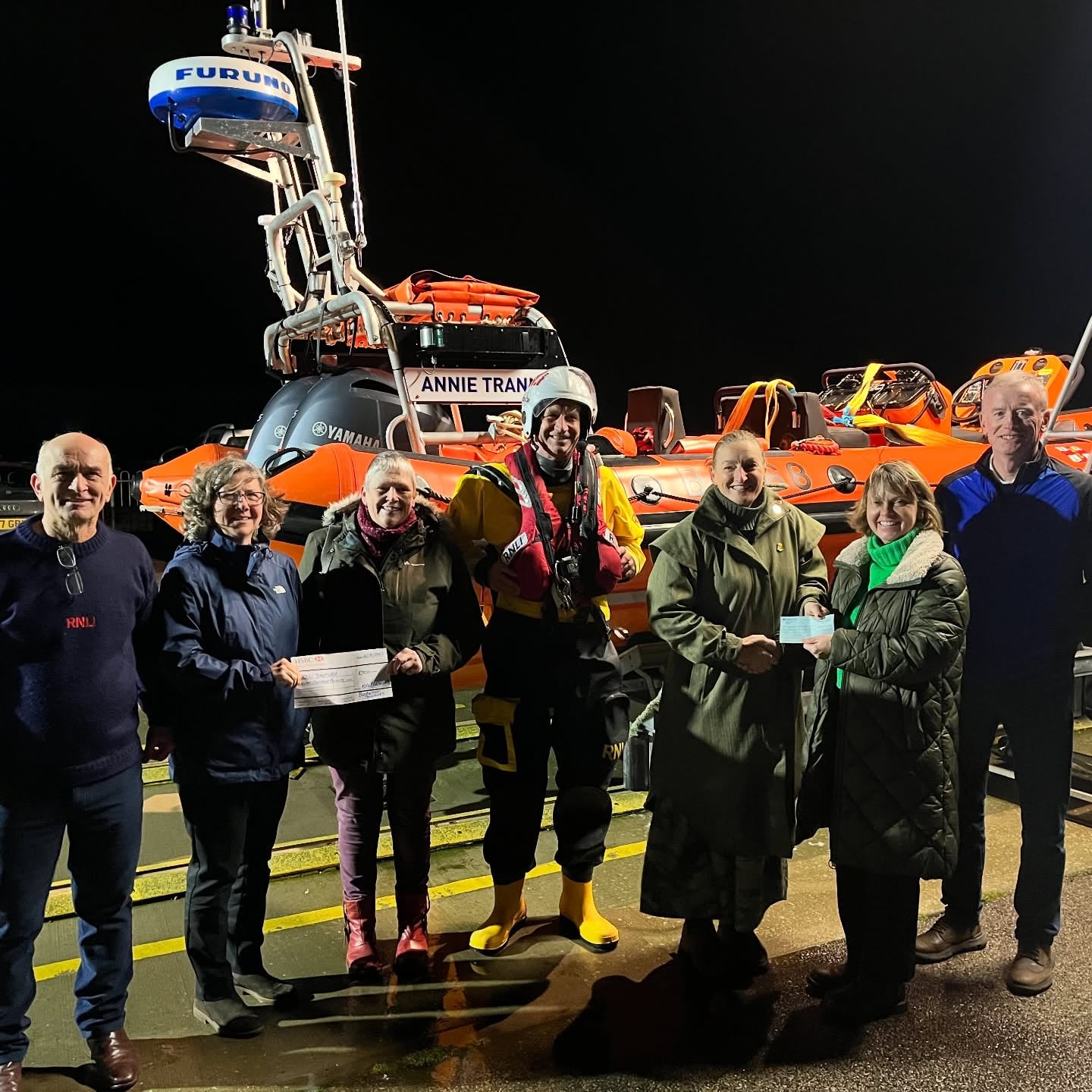 l-r Southwold Lifeboat Operations Manager, Simon Hazelgrove, Fiona Cooper (Buckenham Gallery) local artist Kate Batchelo, Southwold ILB crew Jochem Voogt, Southwold &amp; Dunwich Fundraisers Lisa Cooper-Dann, Penny Clevely (Southwold Golf Club Ladies Captain) Daryl Hill (Southwold Golf Club Mens Captain)