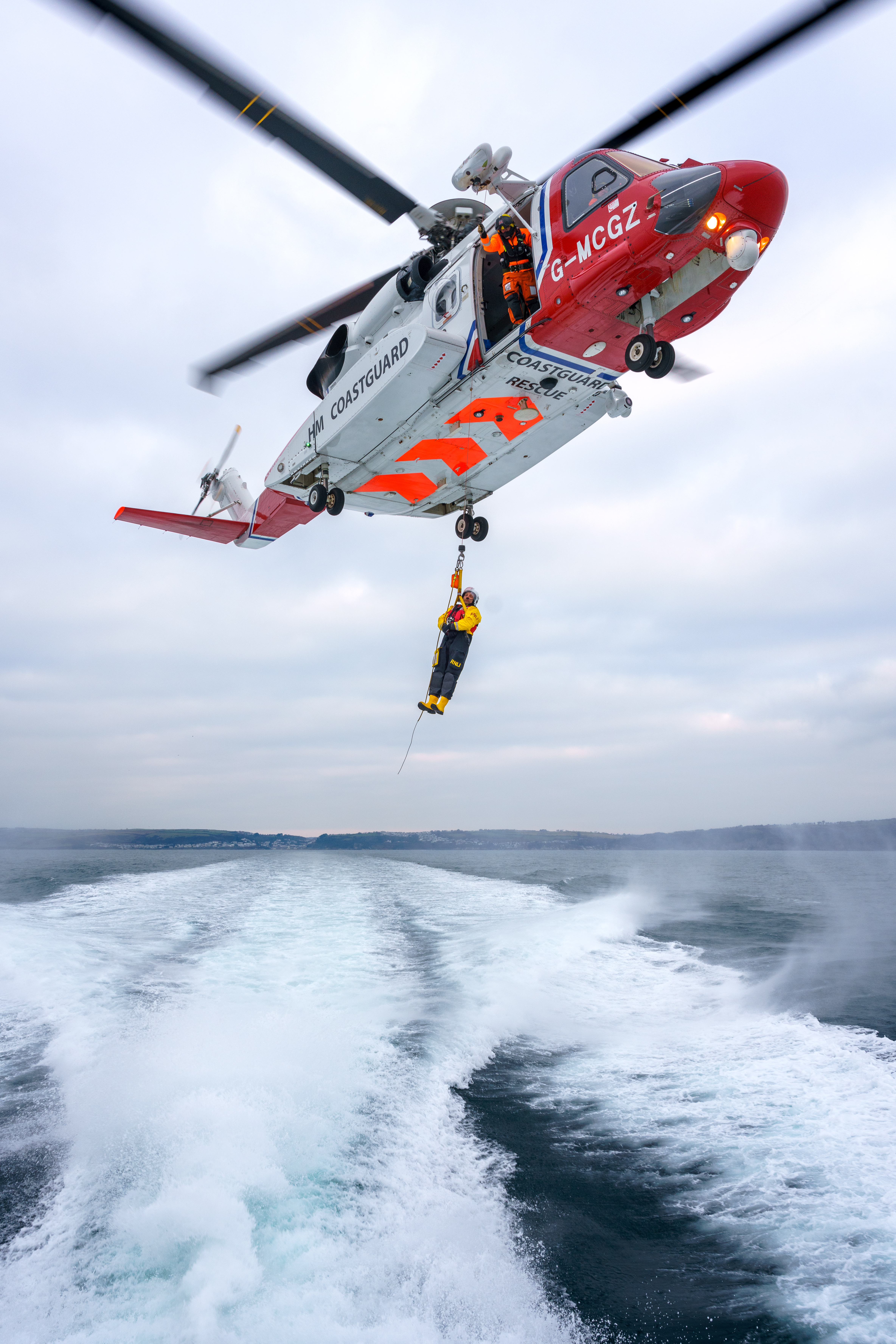Coxswain/Mechanic Simon Jeffery being winched up the Coastguard Helicopter Rescue 924