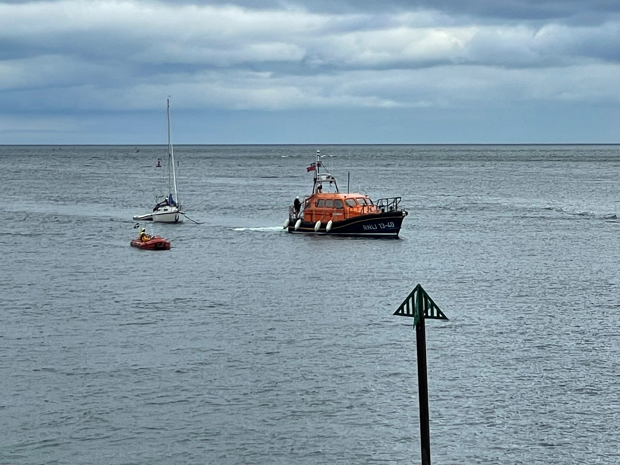 The charity’s volunteer crew aboard the George Bearman II made their way to the casualty vessel which was located just south of Straight Point with three male casualties on board. Sea state was slight to moderate and discovered that the yacht’s crew had been unable to restart the engine following its failure. The casualties had continued to attempt a self-rescue by sailing back to their mooring, but with the effects of seasickness hampering their abilities, they deployed their anchor. Unfortu