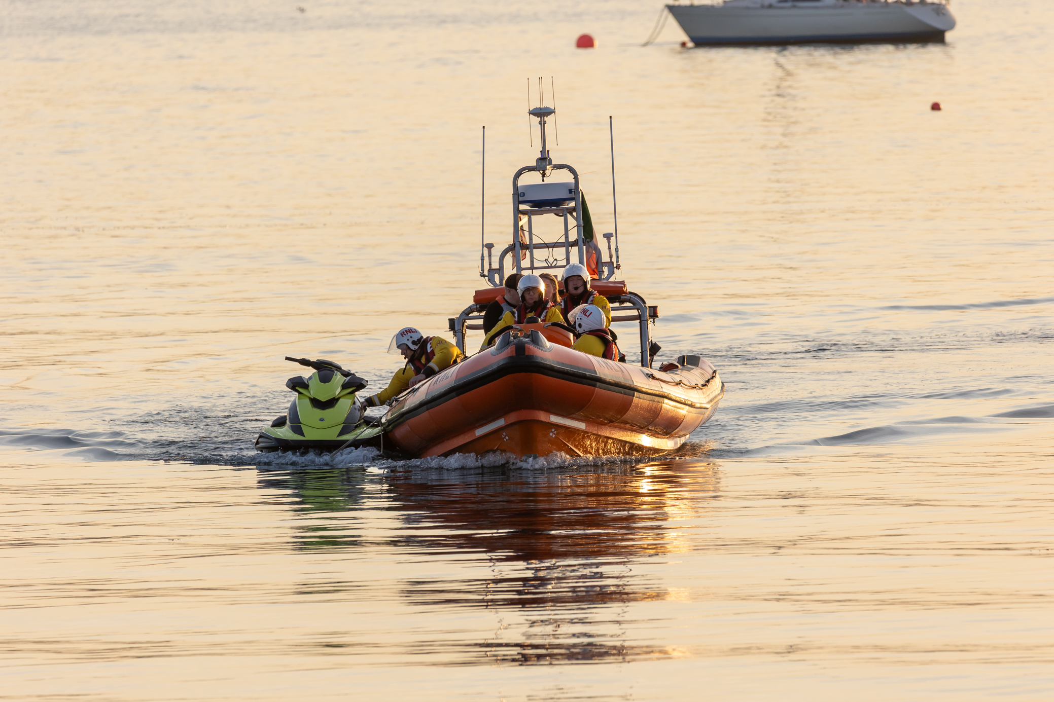 Skerries RNLI bringing the casualty alongside