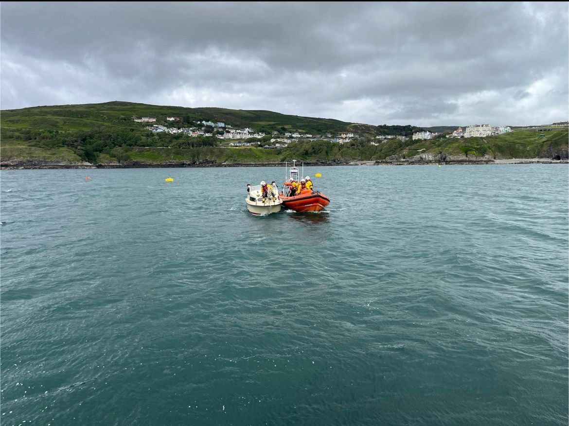 Picture of vessel 'Kirsty' under tow
