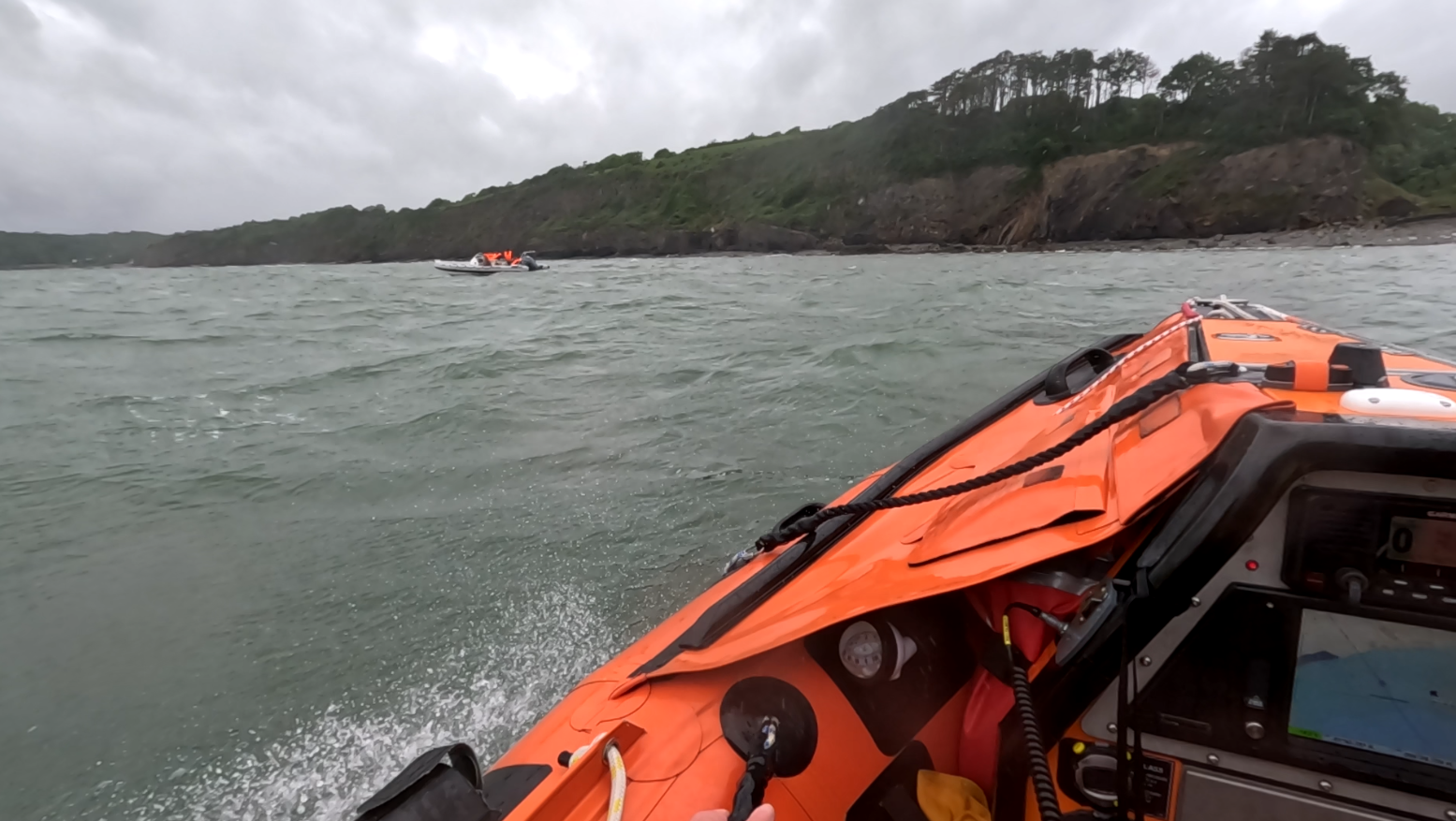 Rnli Rib Engine 7.5m RIB rescued after suffering engine failure in swell near rocks off ...