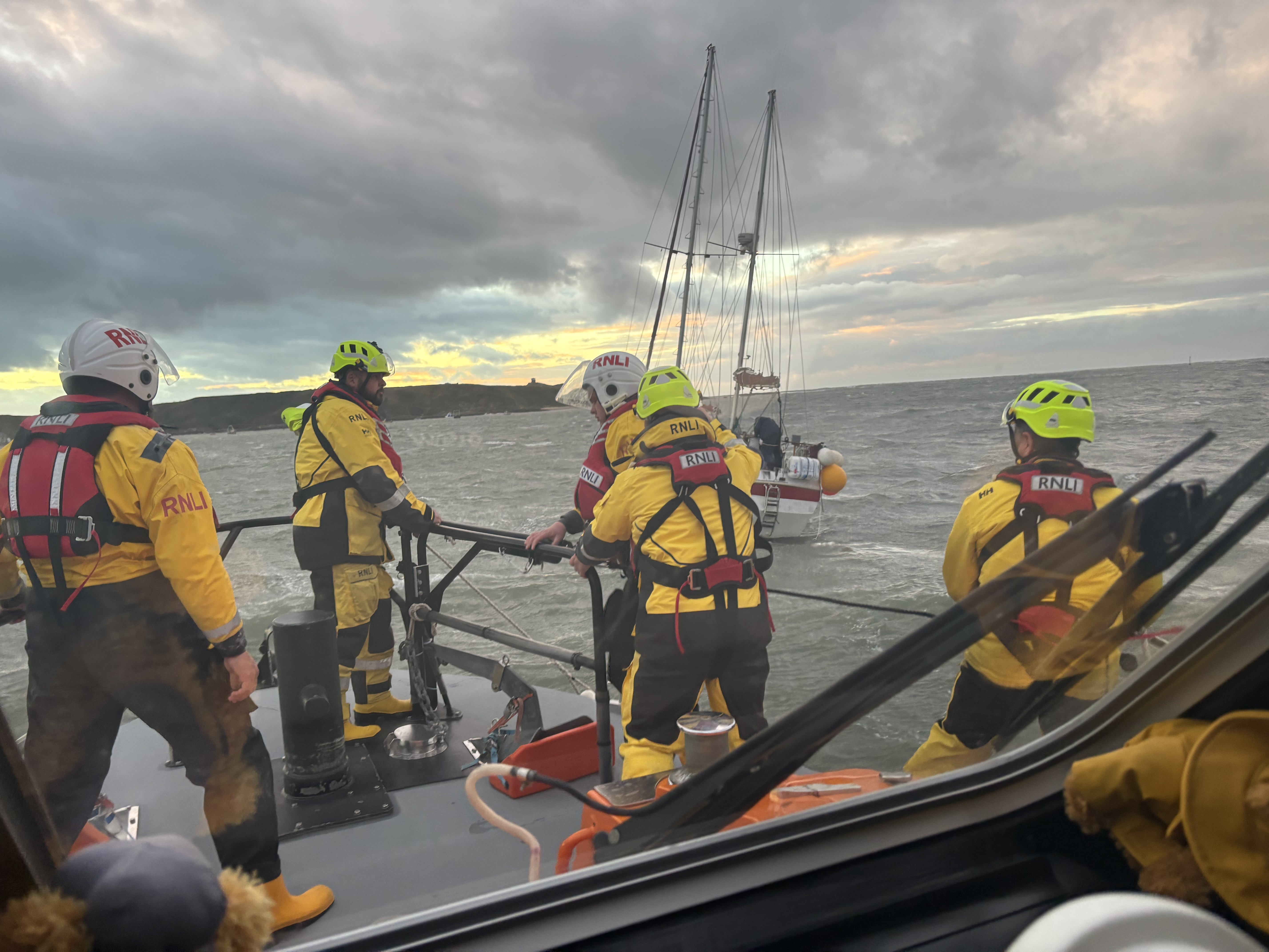 Preparing to transfer crew on to the yacht