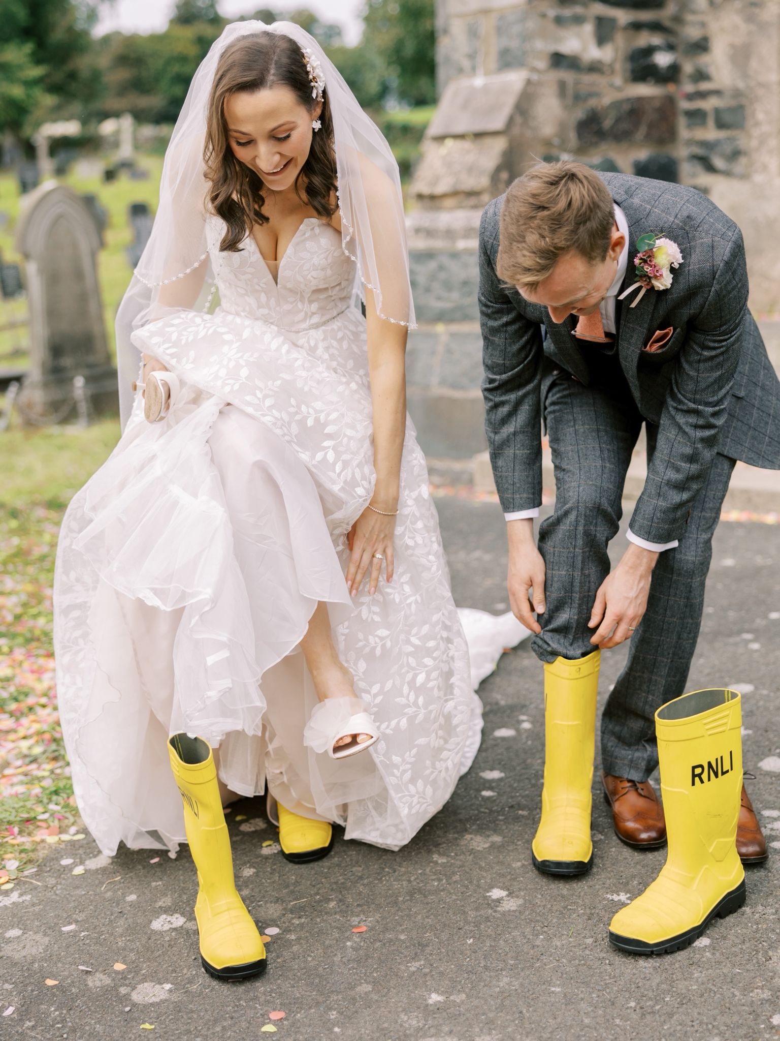 The couple can be seen stepping into the iconic yellow wellies. 