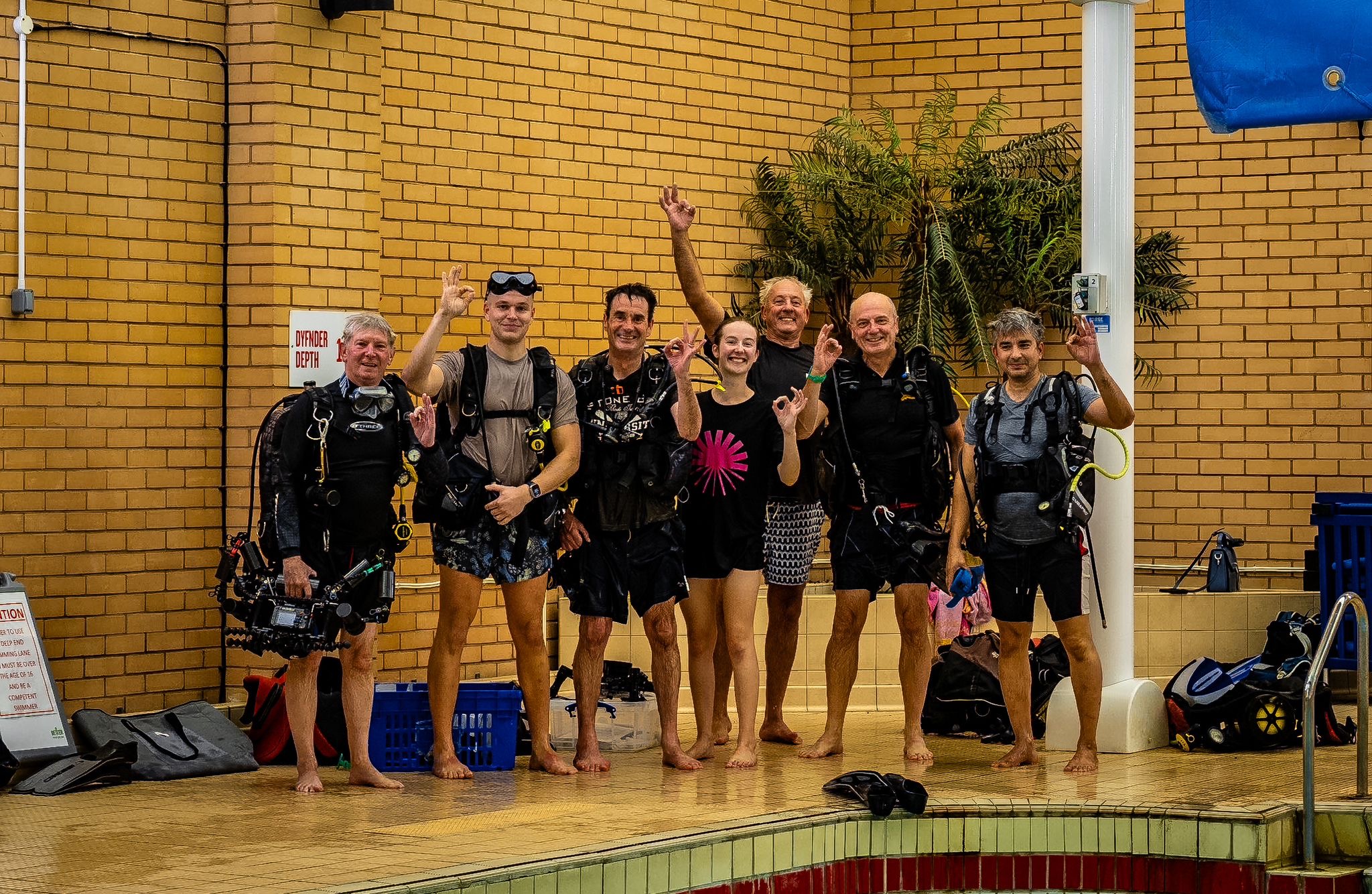 group photo of Cardiff BSAC poolside in scuba gear