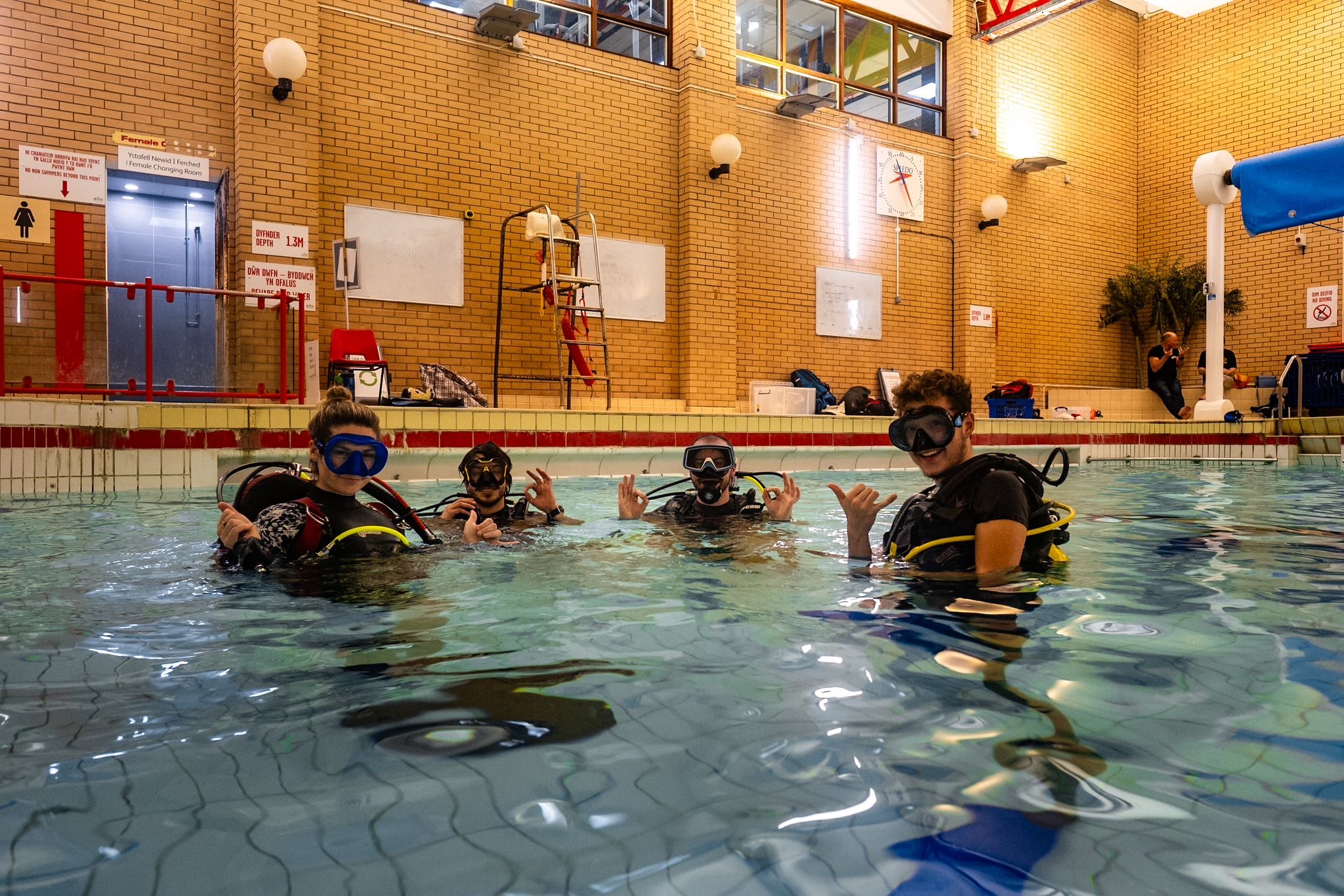Group image of Cardiff BSAC members in the pool in scuba kit. 