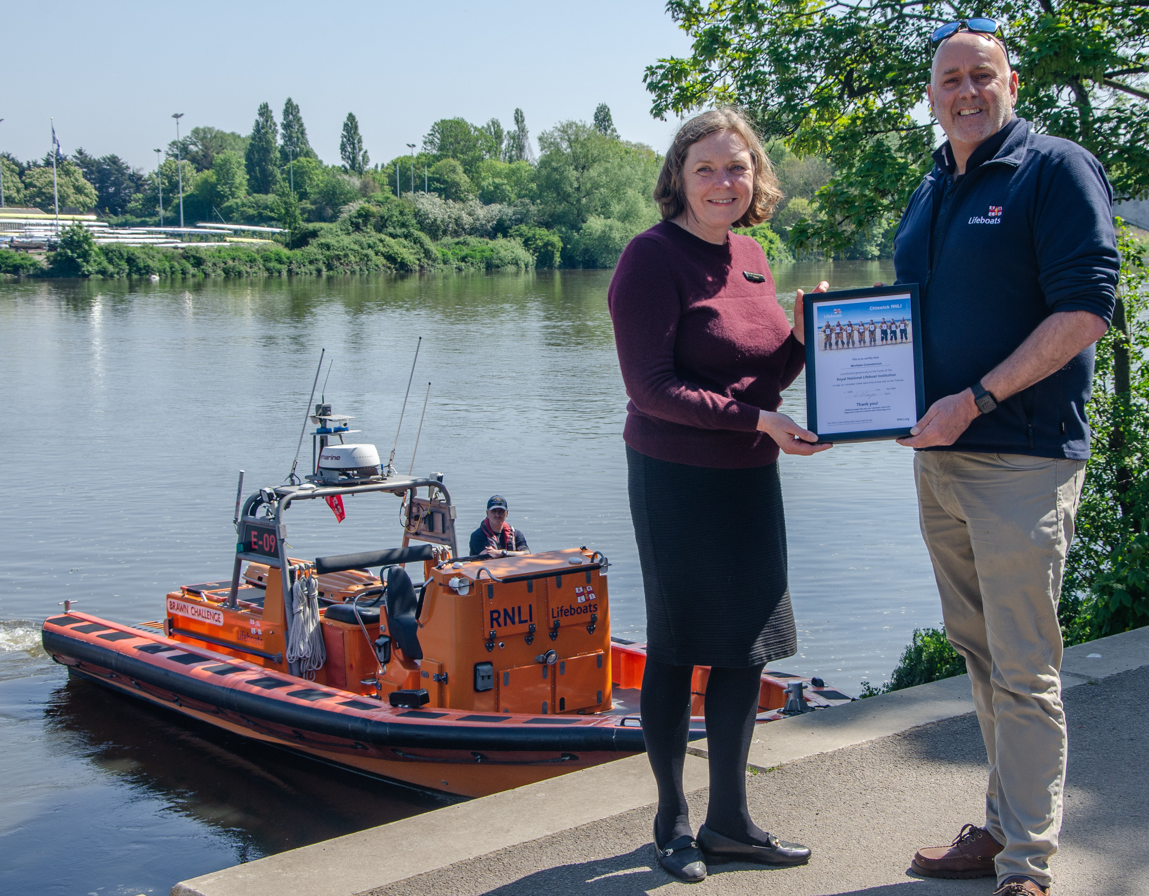 Andy Mayo presents a thank you certificate from Chiswick RNLI