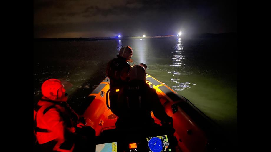 Rnli Launch Methods Lymington RNLI launch to 2 people in the water | RNLI