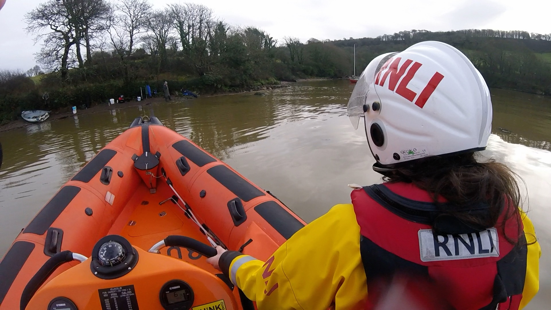 Plymouth RNLI volunteers arriving on scene preparing to go ashore to asses the casualty.