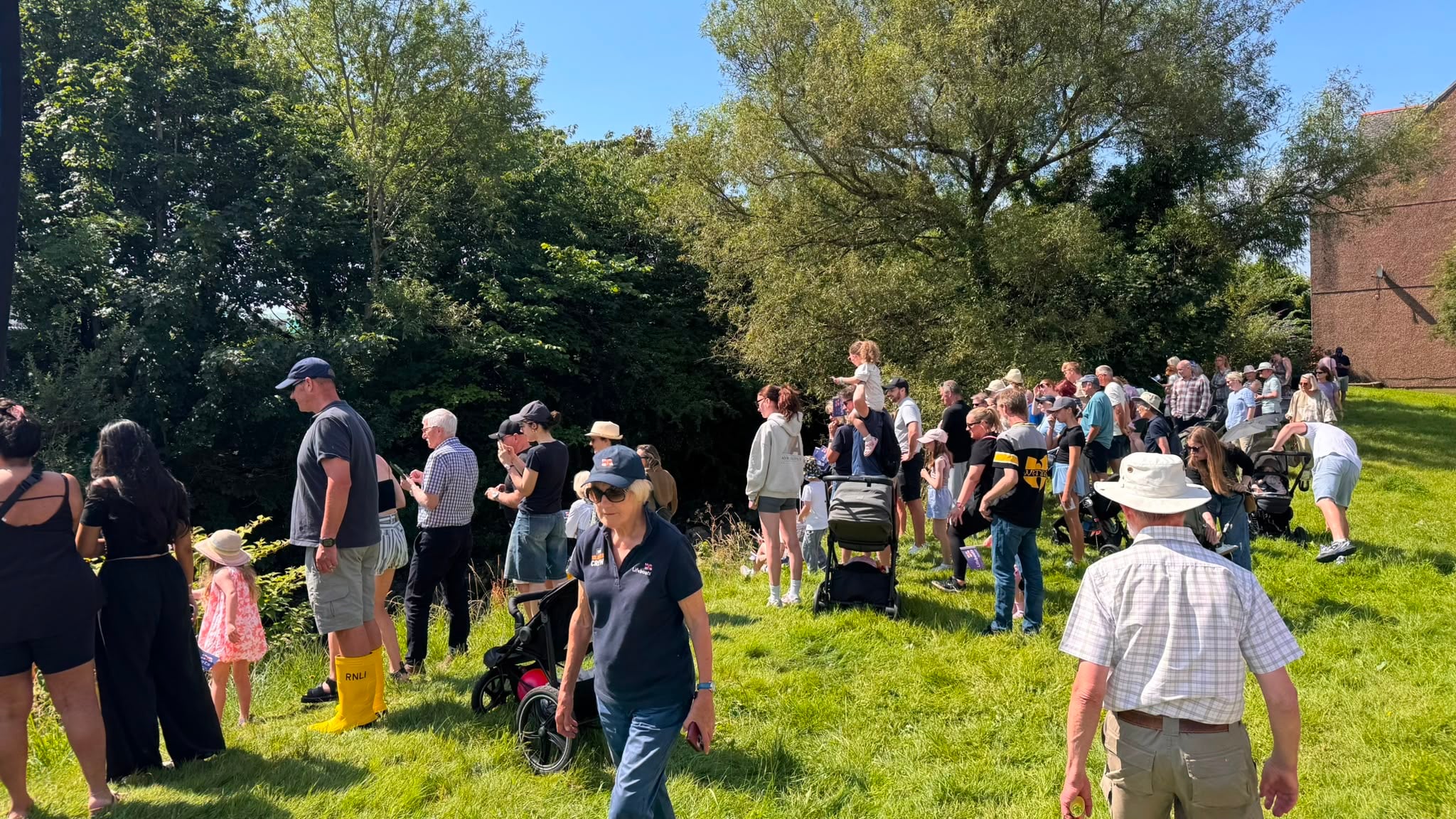 Crowds watching the race