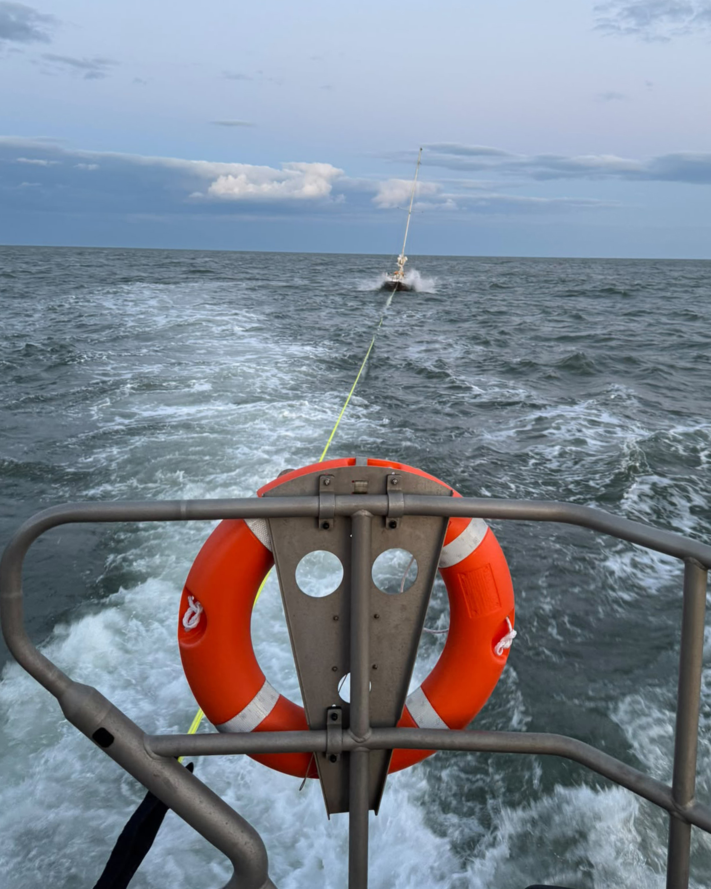 Lowestoft RNLi lifeboat towing the yacht