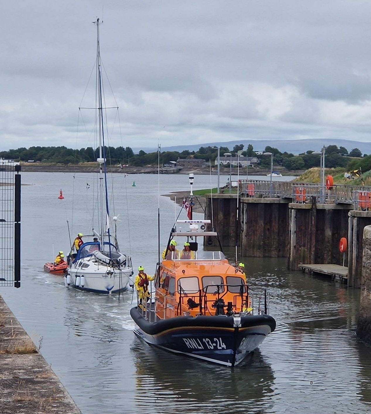 A Lifeboat tows in a casualty assisted by an ILB 