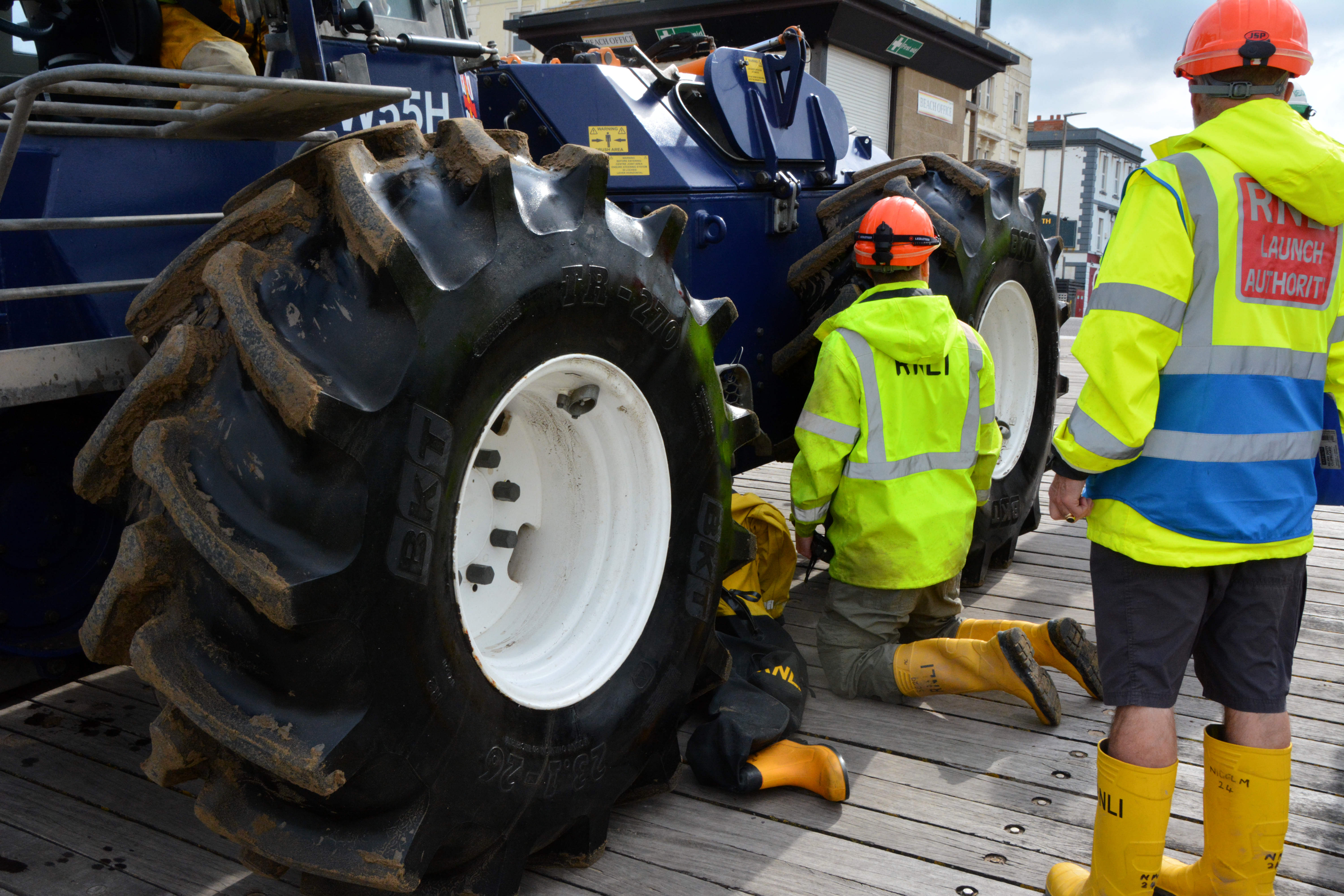 Deciding rescue strategy for the simulated unfortunate casualty