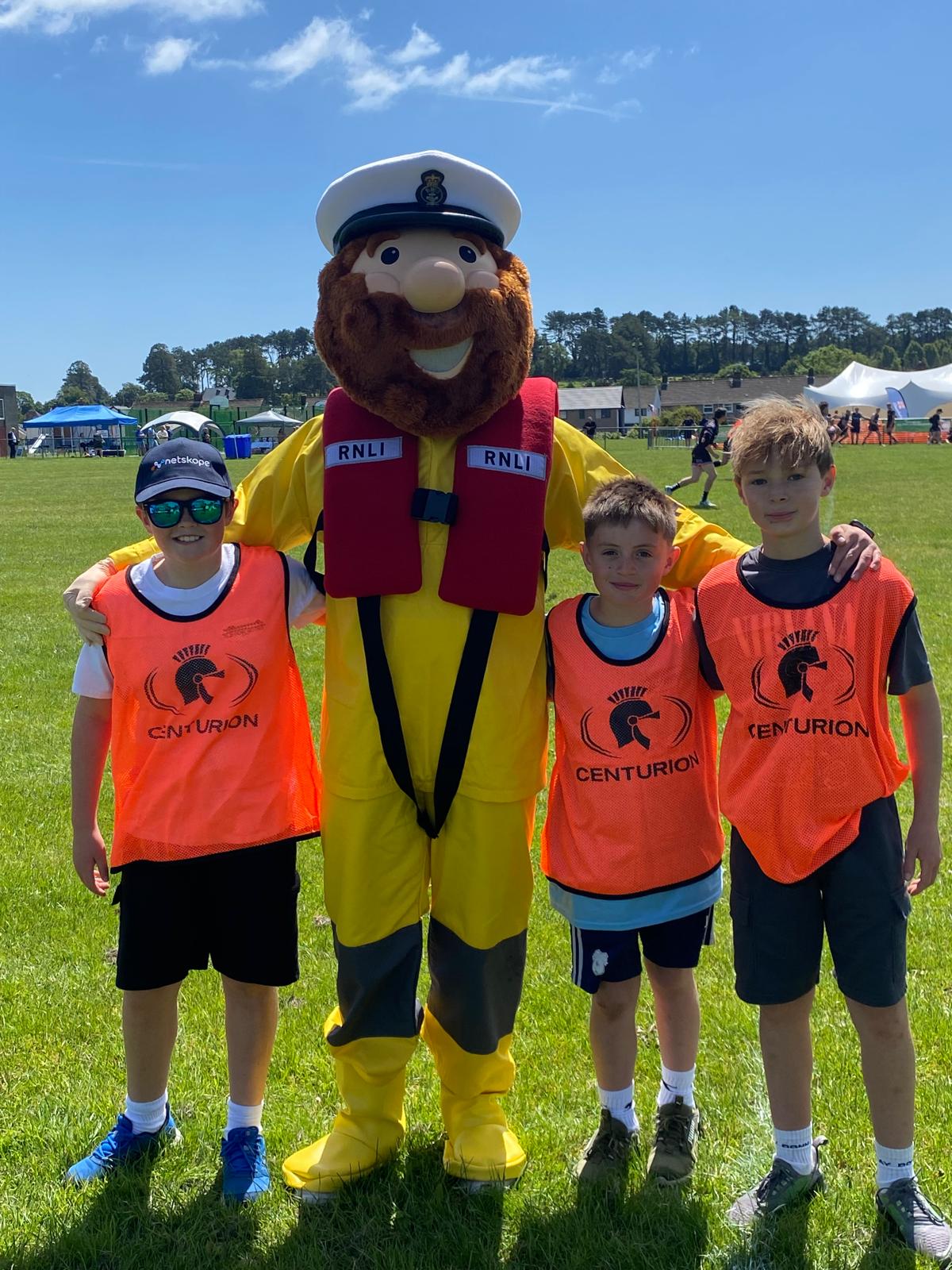 Stormy Stan with George, Leo and Charlie the ball boys after delivering the match ball to the referee
