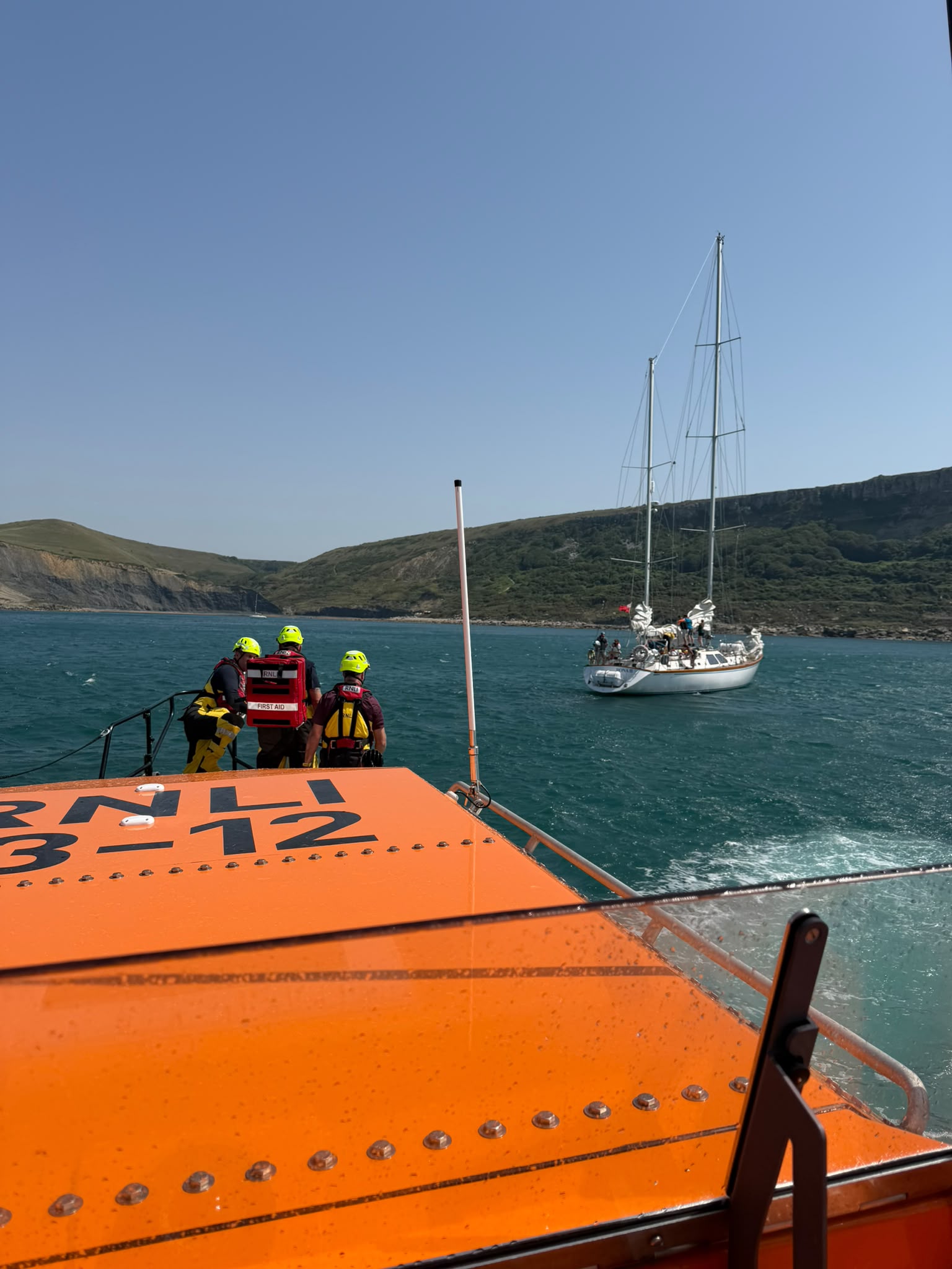 Swanage ALB approaching a yacht to transfer volunteer lifeboat crew to assist with a medical evacuation