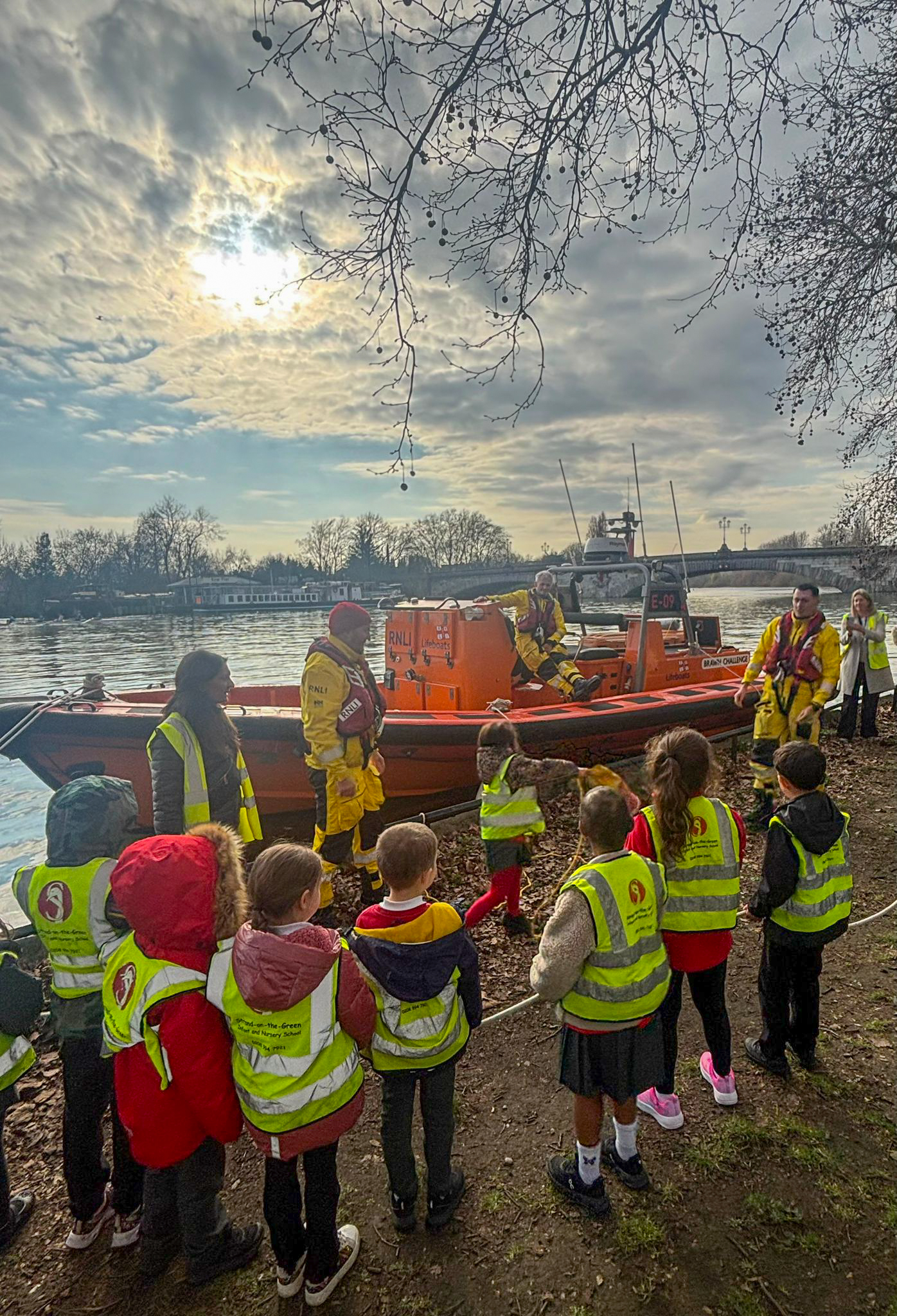 Strand on the Green Infant meet Chiswick lifeboat crew