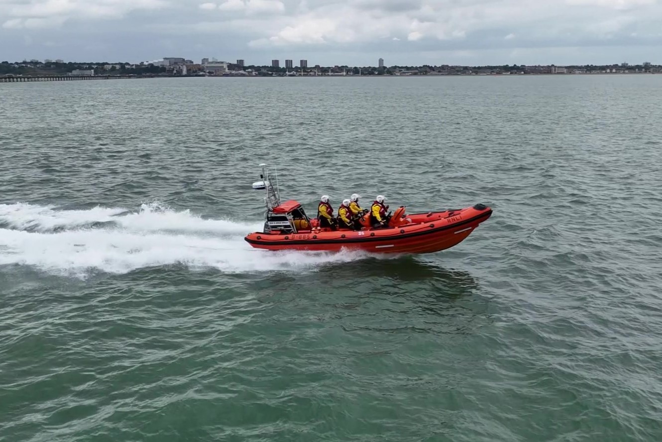 B-885 Julia and Angus Wright heading out to sea