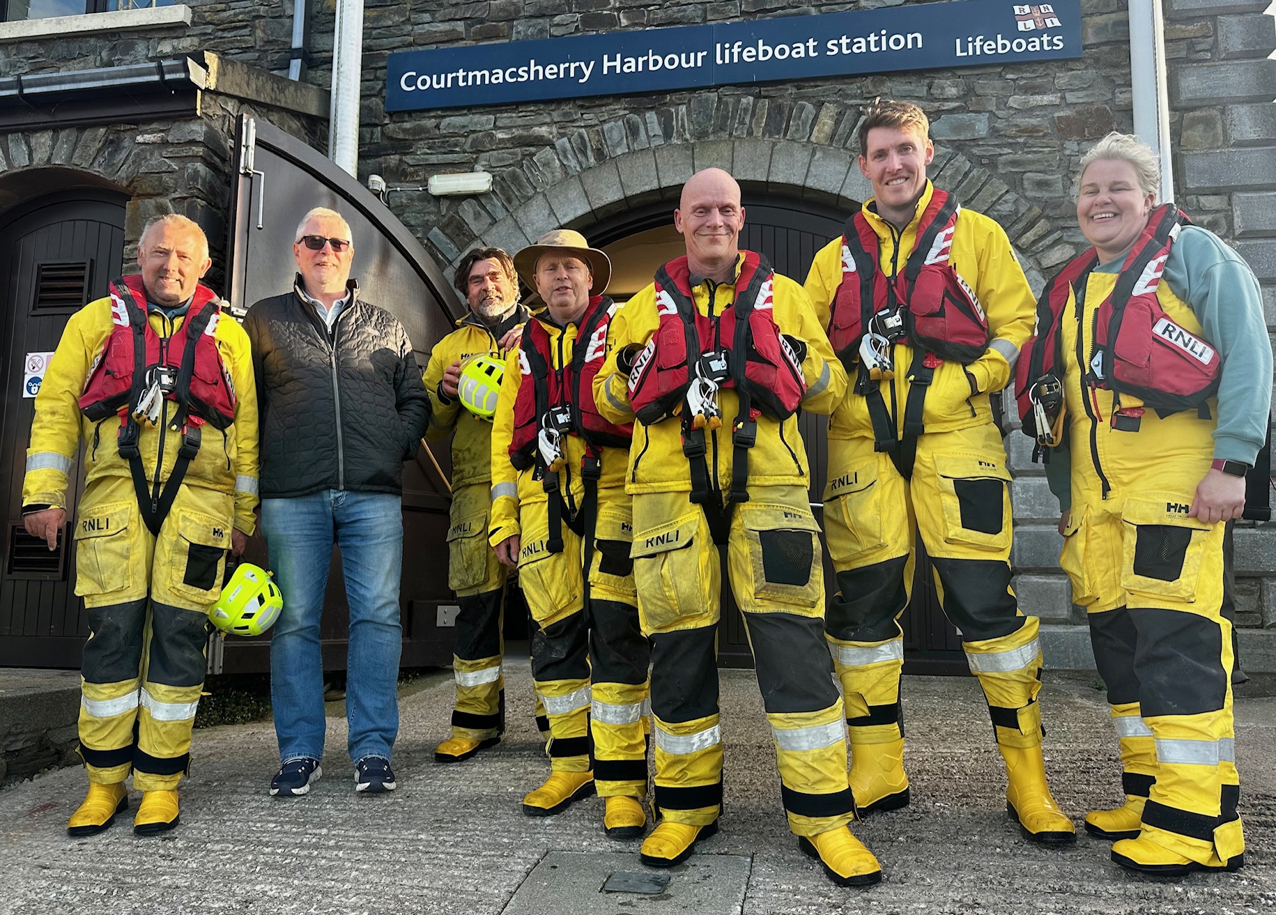The second call out volunteer crew under Coxswain Ken Cashman with volunteer Launch Authority Philip White.