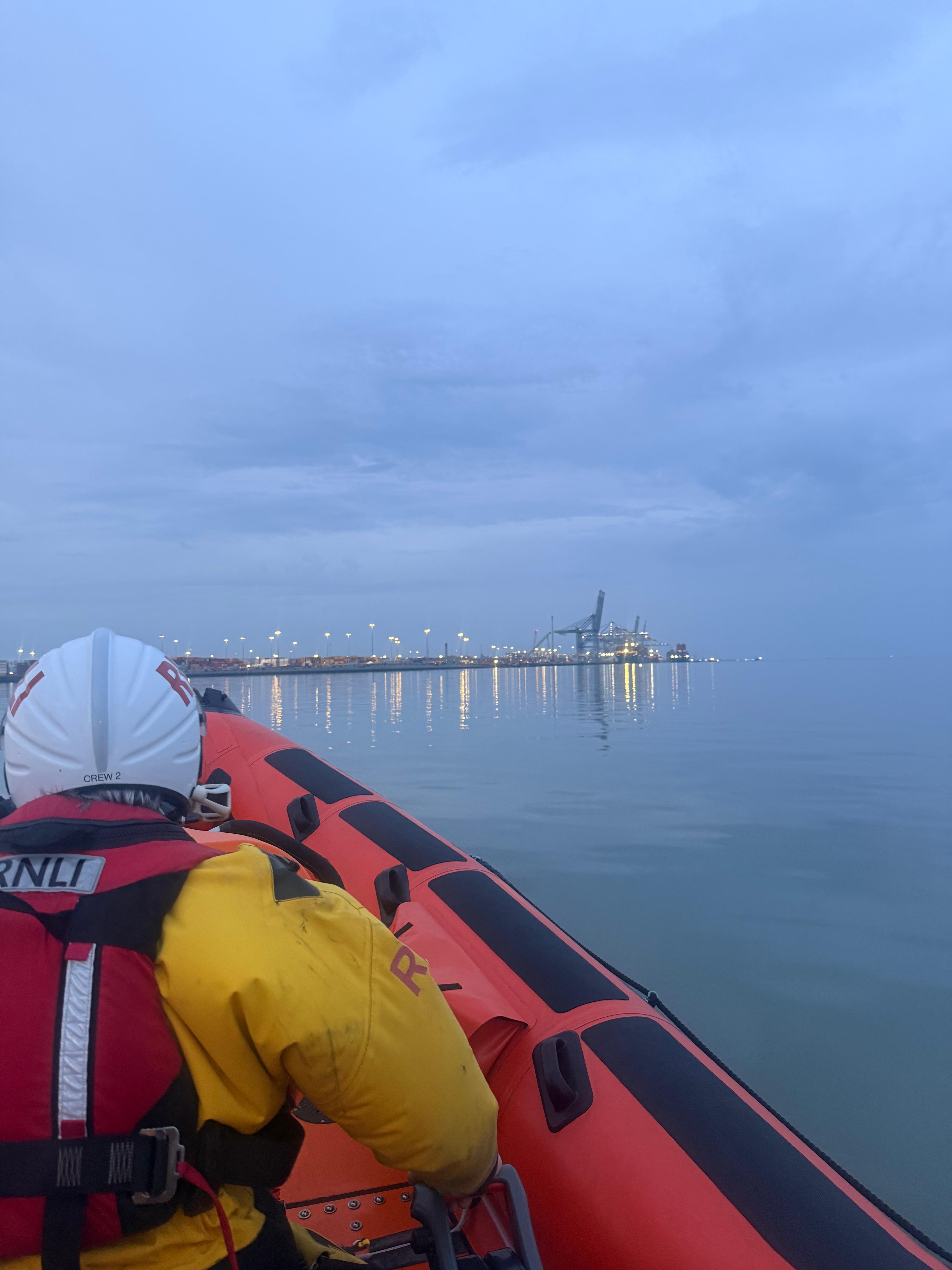 Gravesend RNLI's B-Class lifeboat approaches Thames Gateway on the River Thames