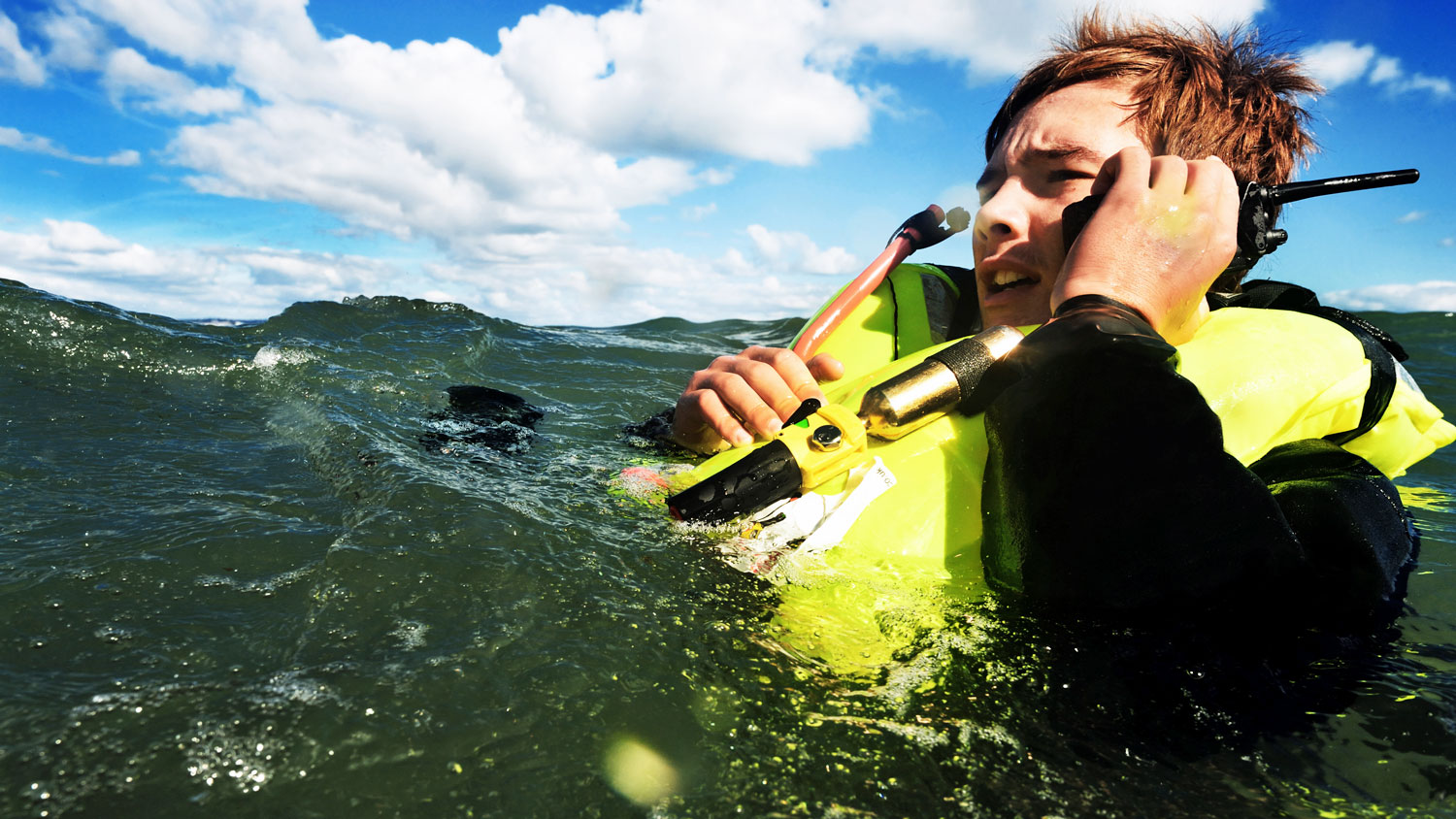 Reconstruction of a person in the water calling for help using a VHF radio