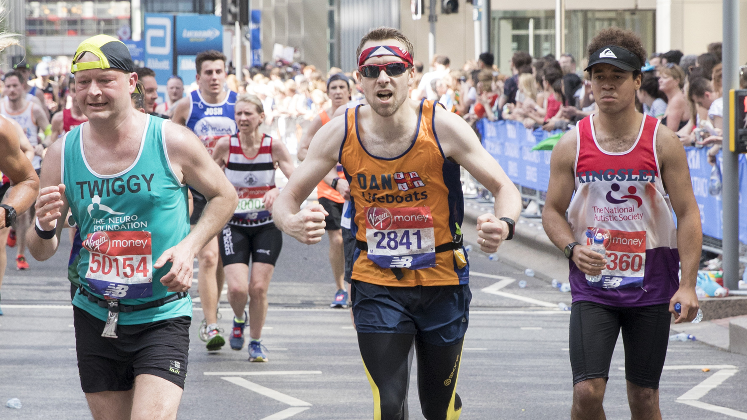 An RNLI runner in the Virgin Money London Marathon