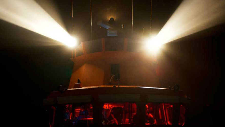 An RNLI lifeboat with its fog lights on