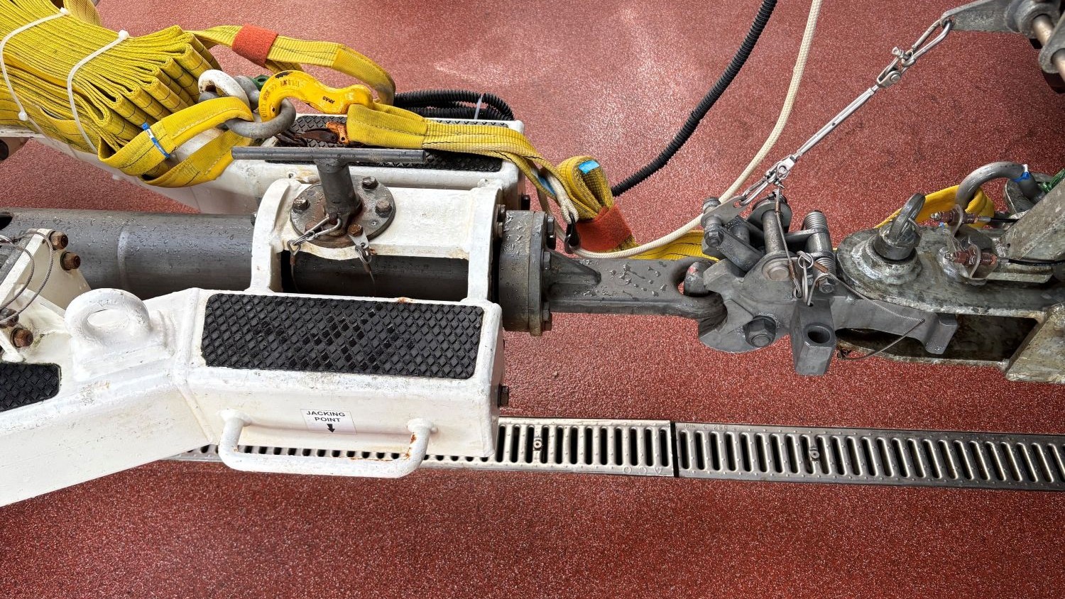The connection between tractor and rig. A big clip attached to a yellow strop.