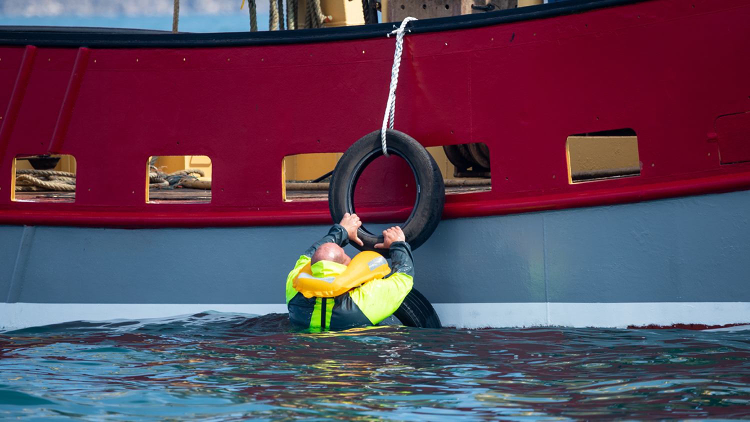 Commercial fisherman using a bag and ladder rig