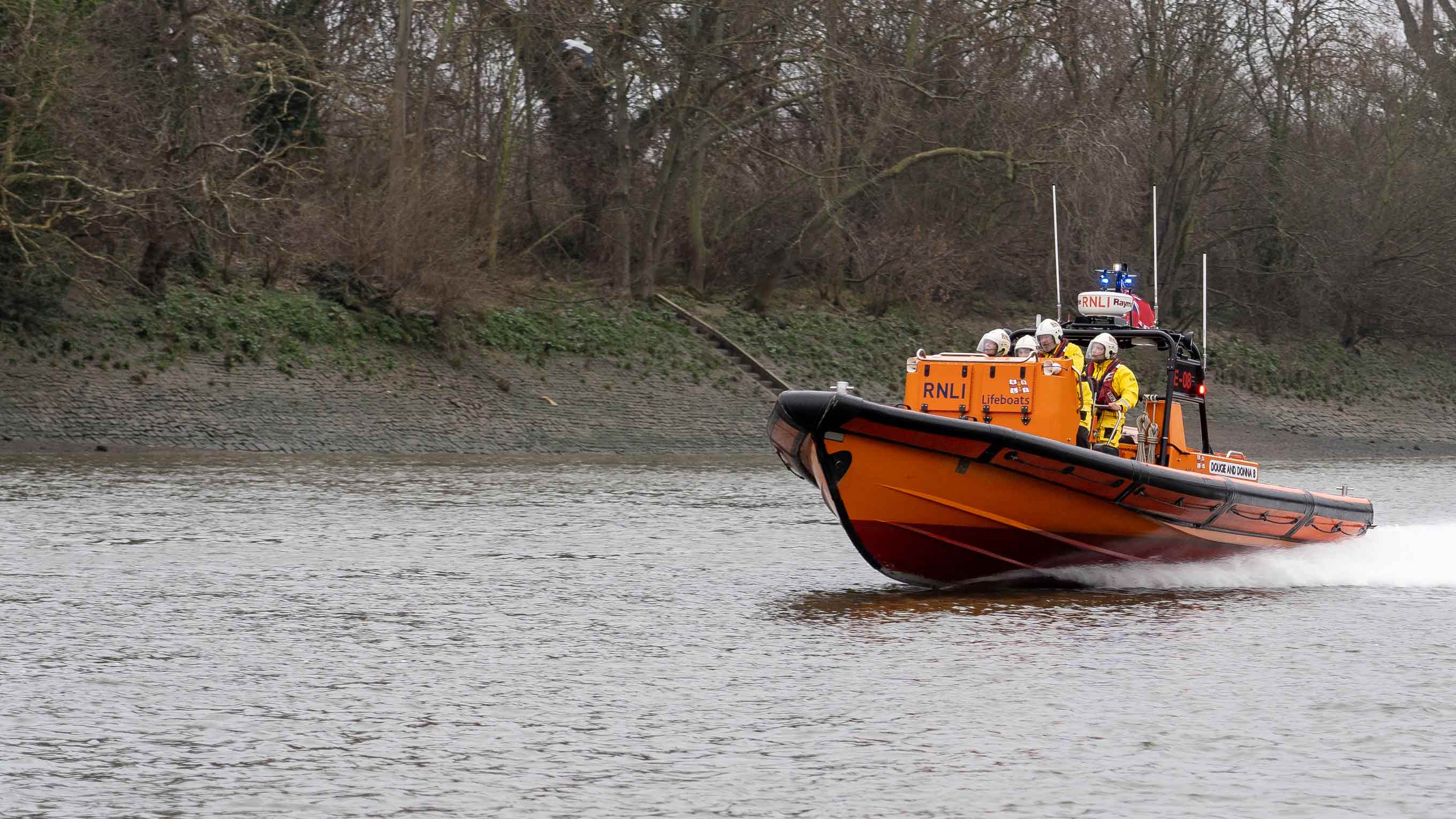 Chiswick's E class lifeboat cruises down the river with four crew members onboard.